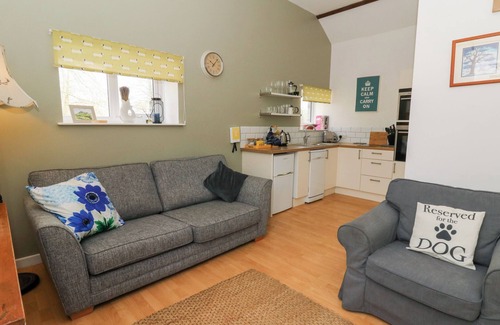 Pentrefelin Cabaña | CARREG CENNEN COTTAGE, pet friendly, with a garden in Llandeilo