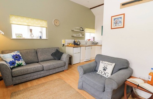 Pentrefelin Cabaña | CARREG CENNEN COTTAGE, pet friendly, with a garden in Llandeilo