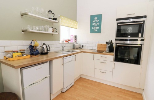 Pentrefelin Cabaña | CARREG CENNEN COTTAGE, pet friendly, with a garden in Llandeilo