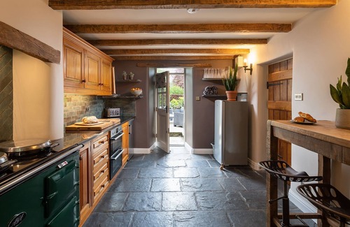 Giggleswick Cabaña | Carrholme Cottage - Rural luxury, sleeps 12 guests in 6 bedrooms