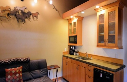 Alyeska Cabina | Carriage House Accommodations