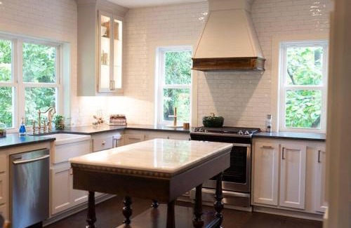 Downtown Apartamento | Carriage House on Historic Bentonville Square