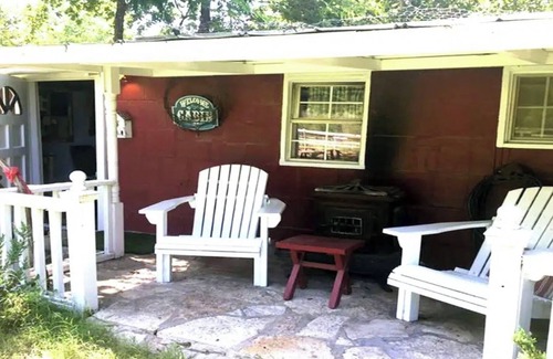 Glen Rose Cabina | Carriage House. River Cabin. Sleeps 4