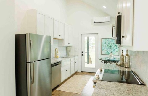 Lincoln Cabaña | Carriage House: Stylish Lakefront 1BR Cottage