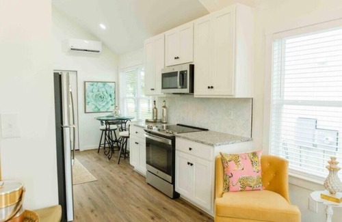 Lincoln Cabaña | Carriage House: Stylish Lakefront 1BR Cottage
