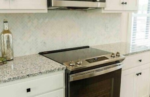 Lincoln Cabaña | Carriage House: Stylish Lakefront 1BR Cottage