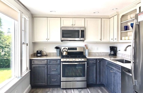 Chatham Cabaña | Carriage House with Beautiful Water View, Steps to Beach & Main Street