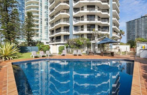 Main Beach Apartamento | Carrington Family Beach Getaway - Ocean View, WiFi