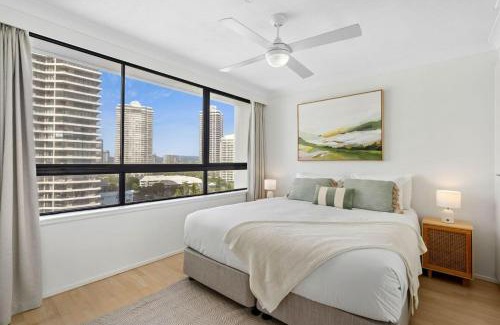 Main Beach Apartamento | Carrington Family Beach Getaway - Ocean View, WiFi