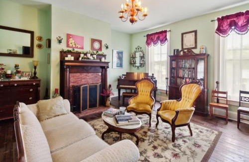 Glasgow Casa | Carroll Cottage at Main Street Bed & Breakfast