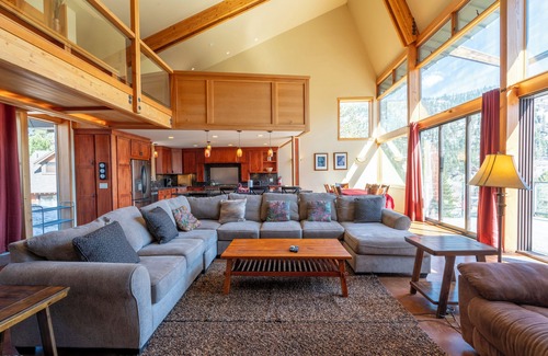 June Lake Casa | Casa de 3 dormitorios, 3 baños, sala de estar grande y área de cocina, plano de planta abierto