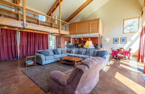 June Lake Casa | Casa de 3 dormitorios, 3 baños, sala de estar grande y área de cocina, plano de planta abierto