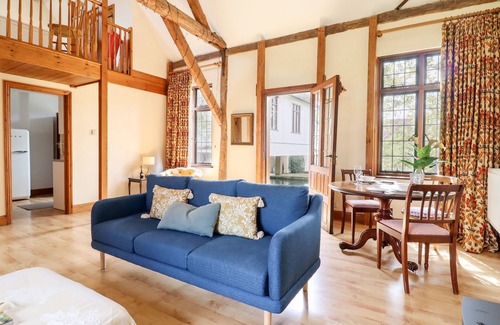 Howlett End Cabaña | CART WHEEL COTTAGE, pet friendly, with open fire in Finchingfield