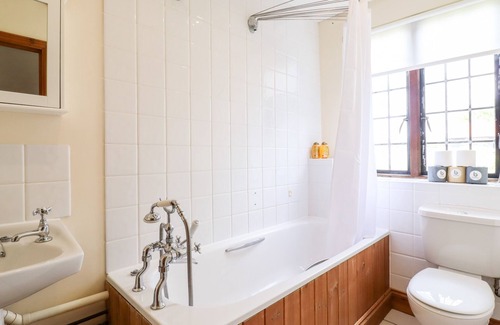 Howlett End Cabaña | CART WHEEL COTTAGE, pet friendly, with open fire in Finchingfield