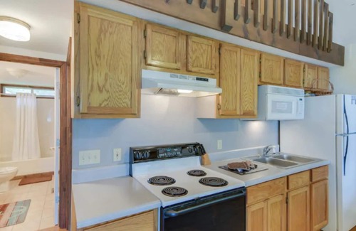 Ellijay Cabina | Carters Lake, Lakeside Cabin #10 includes boat slip at the marina