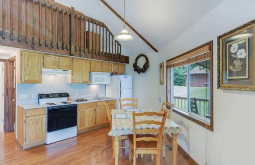 Ellijay Cabina | Carters Lake, Lakeside Cabin #10 includes boat slip at the marina