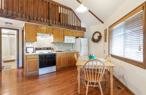 Ellijay Cabina | Carters Lake, Lakeside Cabin #10 includes boat slip at the marina