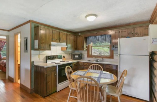 Ellijay Cabina | Carters Lake Lakeside Log Cabin #2 includes boat slip at the marina