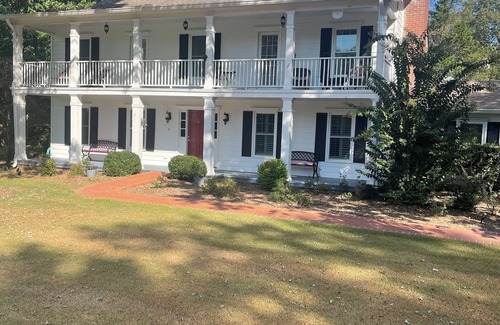 Cartersville Casa | Cartersville estate withnWiFi and 10 min from LakePoint Sports Center