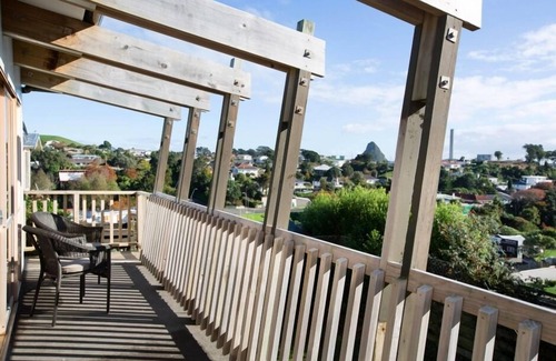 New Plymouth Casa | Carver Heights - Vistas increíbles, privadas y soleadas