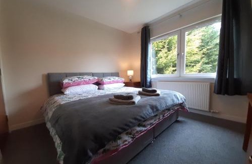 Dunfermline Apartamento | Carvetii - Zelda House - 4 bedroom house, sleeps 8