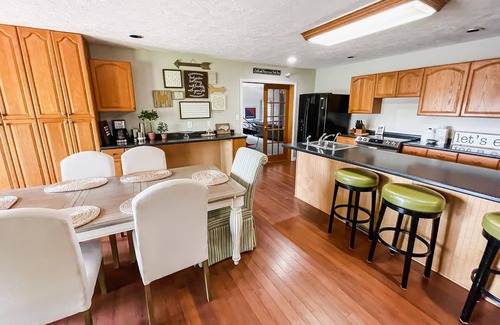 Cary Casa | Cary Stylish home with pool and jetted tubs. 6 beds, sleep 12
