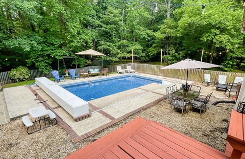 Cary Casa | Cary Stylish home with pool and jetted tubs. 6 beds, sleep 12
