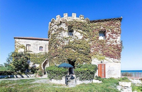 Santa Caterina Dello Ionio Marina Casa | Casa Iorana F: A welcoming two-story ancient watch tower located right on the beach, with Free WI-FI.
