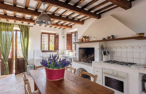 Santa Vittoria in Matenano Villa | Casale Oliva en un paisaje de encinas, olivos y cerezos.