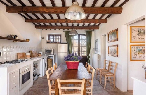 Santa Vittoria in Matenano Villa | Casale Oliva en un paisaje de encinas, olivos y cerezos.