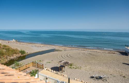 Nueva Milla de Oro Casa | Casa adosada en primera línea de playa, Estepona