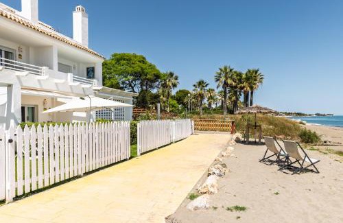 Nueva Milla de Oro Casa | Casa adosada en primera línea de playa, Estepona
