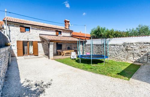 Mali Vareski Casa | Casa Agnija - Authentic Istrian holiday home with terrace and garden near the Sea
