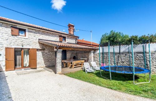 Mali Vareski Casa | Casa Agnija - Authentic Istrian holiday home with terrace and garden near the Sea