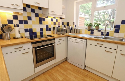 Sandbanks Cabaña | CASA AL MARE, pet friendly, character holiday cottage in Sandbanks