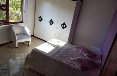 Rio Vermelho Norte Casa | Casa Amarela com Piscina