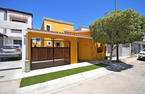 La Paz Casa | Casa Amarilla Renovada, Patios Amplios y Más