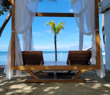 Antoneys Cay Villa | Casa Amaroo - Villa at Luna Beach Roatan
