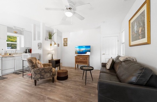 Ashland Cabaña | Casa Amore Ashland~Pet-Friendly~Walkable to the Plaza, OSF, Restaurants & More