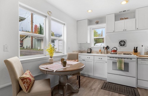 Ashland Cabaña | Casa Amore Ashland~Pet-Friendly~Walkable to the Plaza, OSF, Restaurants & More
