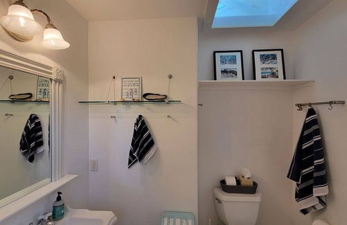 Historic Railroad District Cabaña | Casa Amore Cottage~ Close to OSF, with Gorgeous Outdoor Space