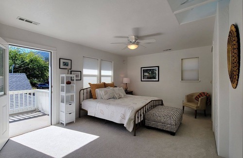 Historic Railroad District Cabaña | Casa Amore Cottage~ Close to OSF, with Gorgeous Outdoor Space