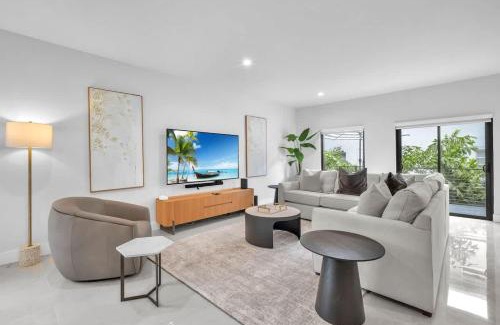 West Little Havana Apartamento | Casa Amoret - Brand New Family-Friendly Retreat