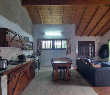 Las Colinas de Peralta Ramos Casa | Casa amplia con jardin grande, parrilla y pileta en mar del plata en barrio jardin pegado al bosque peralta ramos