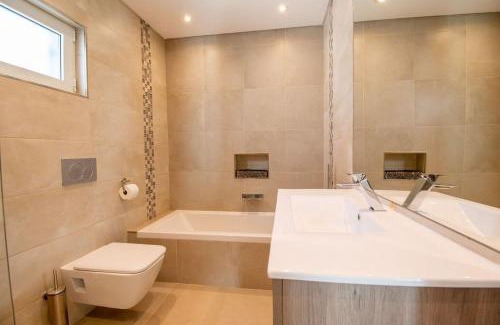 Mato Serrao Casa | Casa Ana Superbly Renovated with Heated Private