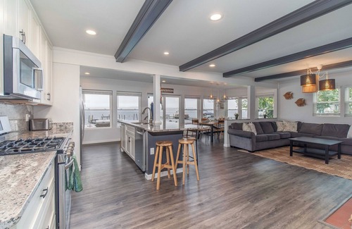 Mayville Casa | Casa Andante - Lakefront Escape