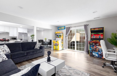 Mira Mesa Casa | Casa Andasol, 3BD Home with Mini Golf, Fire Pit, Arcade Games, By Zoo, Sea World