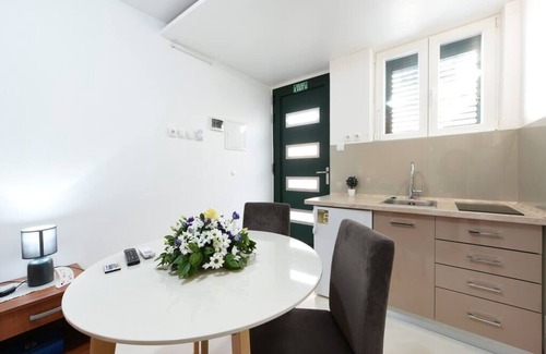 Plisac Casa | Casa Antea ★ 3 BR with Jacuzzi,Terrace & Parking ★