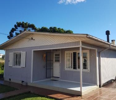 Cambara do Sul Casa | Casa Aurora, Completa, no Centro, Cercada, 130m quadrados, 11 Pessoas, Wi-Fi, 3 Quartos, Cozinha e Sala Integrados, 2 Banheiros, Varanda, Garagem Coberta 1 carro, Estacionamento Interno 3 Carros, Churrasqueira, Lareira de Alta Performance, Fogão de Ferro