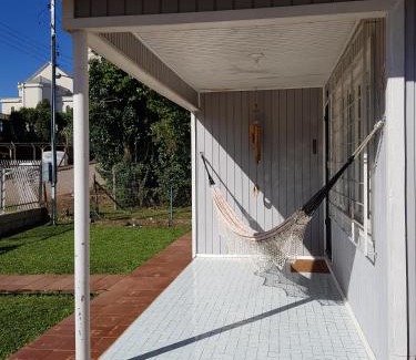 Cambara do Sul Casa | Casa Aurora, Completa, no Centro, Cercada, 130m quadrados, 11 Pessoas, Wi-Fi, 3 Quartos, Cozinha e Sala Integrados, 2 Banheiros, Varanda, Garagem Coberta 1 carro, Estacionamento Interno 3 Carros, Churrasqueira, Lareira de Alta Performance, Fogão de Ferro